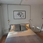 Sunny Handmade Home. Wi-Fi, A/C & Free Parking
