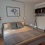 Sunny Handmade Home. Wi-Fi, A/C & Free Parking