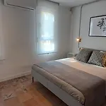 Sunny Handmade Home. Wi-Fi, A/C & Free Parking